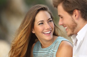 Lächelndes Paar nach Behandlung mit Zahnspange