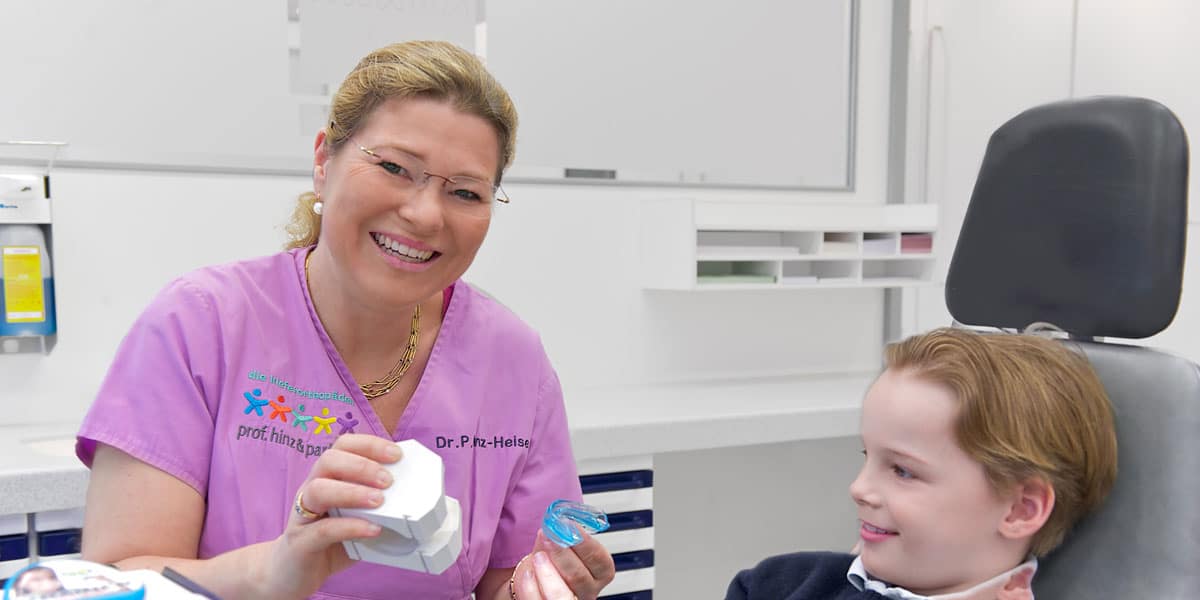 Frau Dr. Petra Hinz in Behandlung mit einem Kind